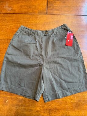 Pebble Court Vintage Olive Green Women's Bermuda Shorts - Tailored Mid-Rise